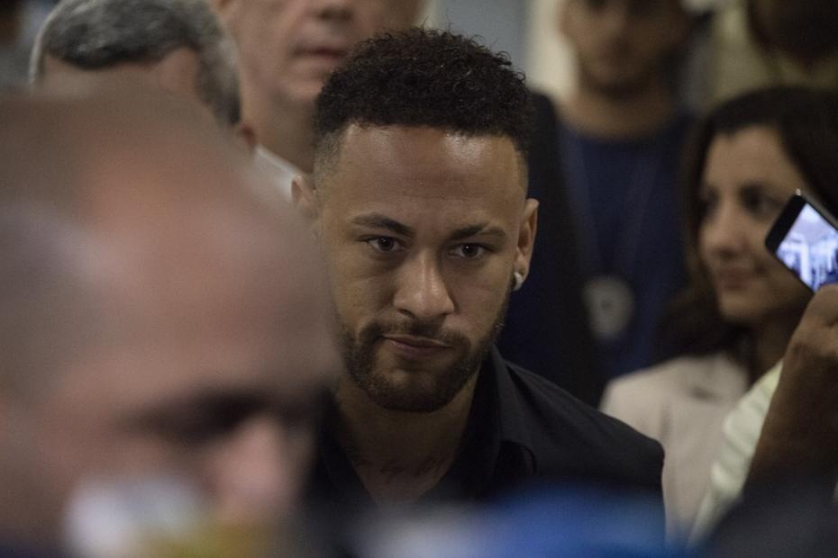 Neymar nega crime de estupro em depoimento