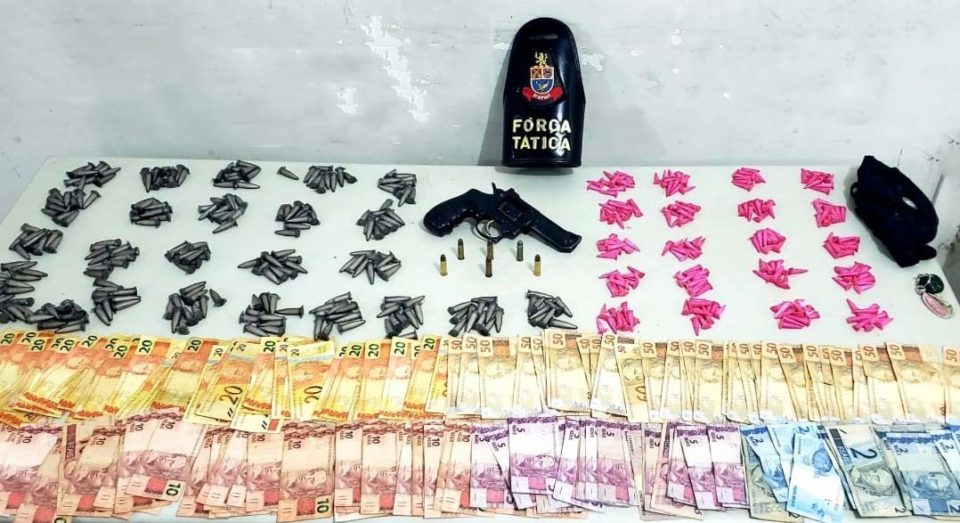 PM prende dois com dinheiro, drogas e arma na zona Sul
