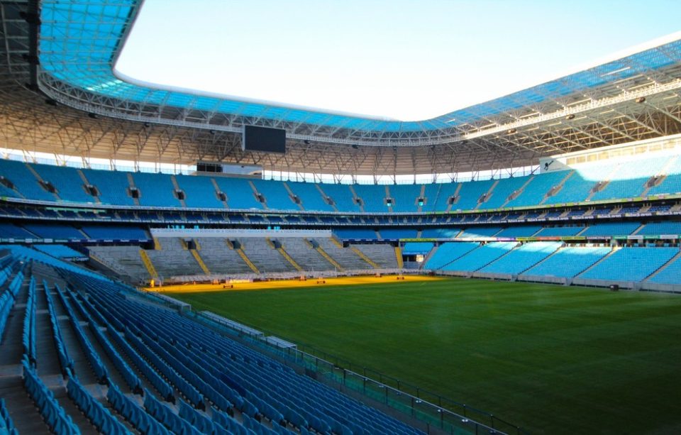 Preocupados com o gramado, Tite e Edu Gaspar fazem vistoria