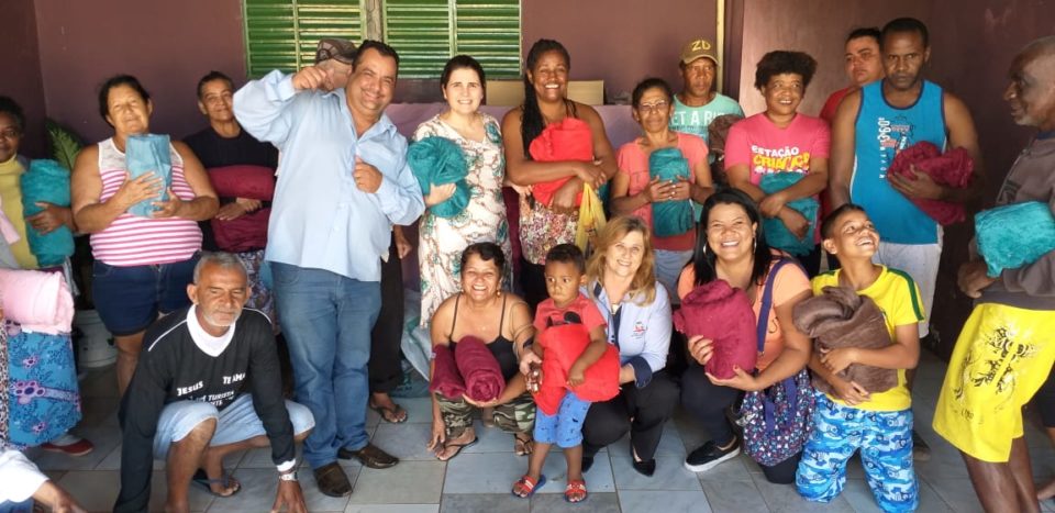 Fundo Social faz entrega de cobertores e alimentos na zona Sul