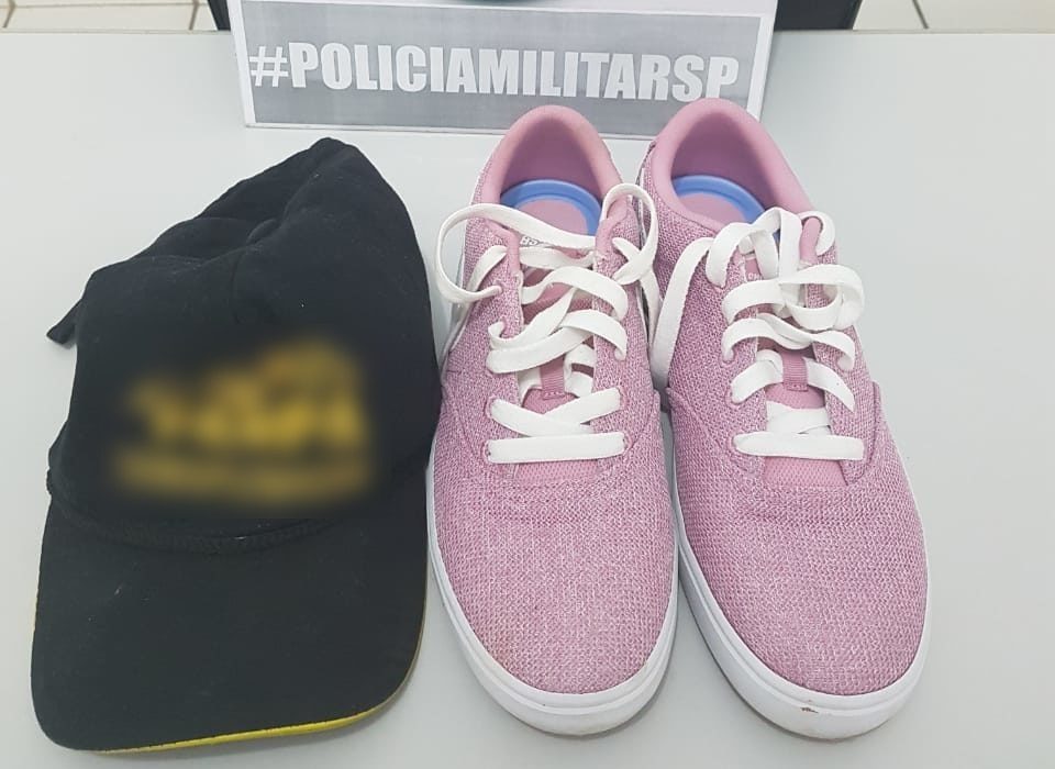 Homem furta loja de sapatos, esquece celular e acaba preso