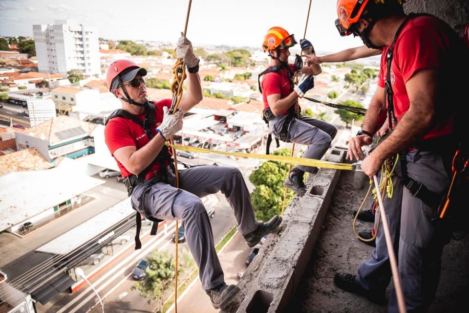 ‘Dia dos Bombeiros’ é celebrado com treinamento nas alturas