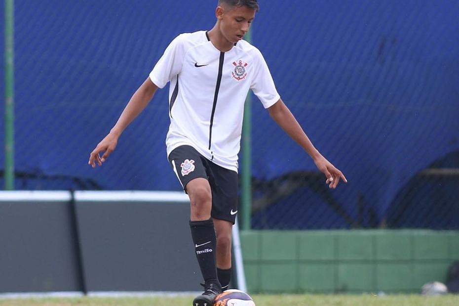 Belezi se torna o mais jovem a estrear no profissional do Corinthians