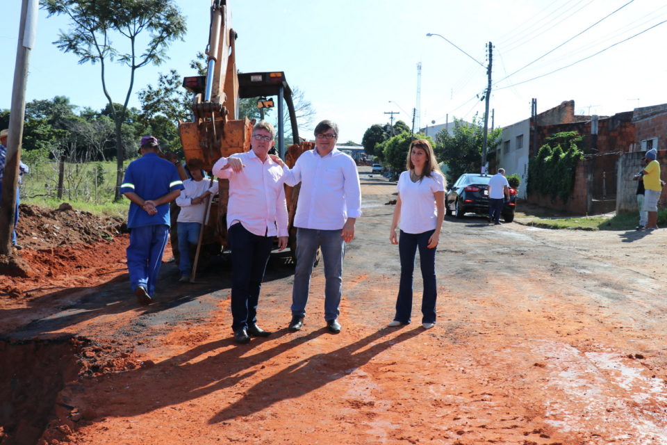 Prefeitura dá sequência na reconstrução da rua Mário de Oliveira