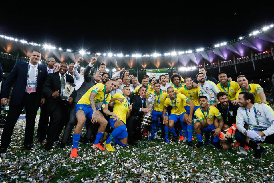 Bolsonaro participa de entrega da premiação no Maracanã