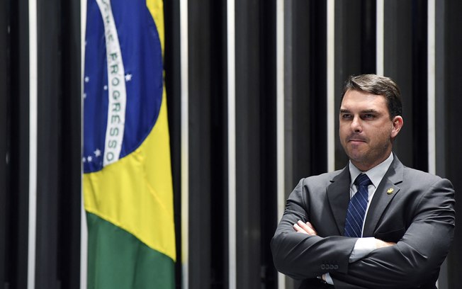 Ministério Público investiga contas eleitorais de Flávio Bolsonaro