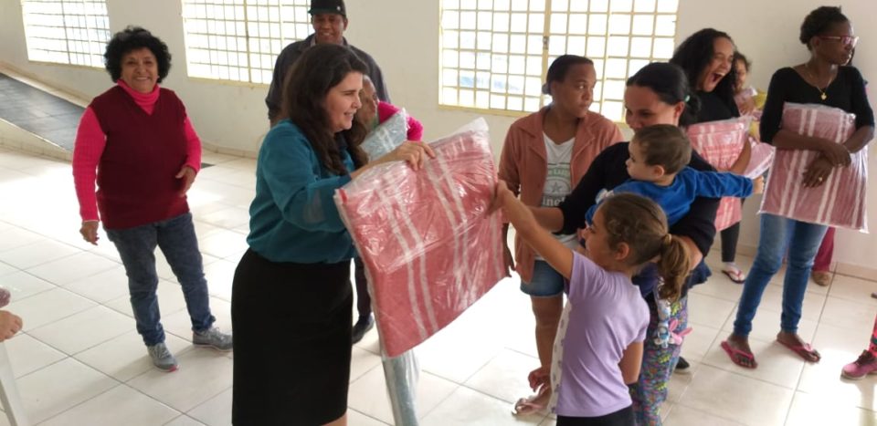 Mais de 100 famílias foram beneficiadas com Campanha do Agasalho