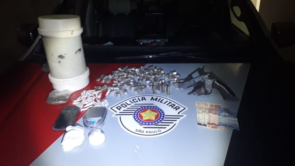 PM prende homem com arma e drogas na zona Sul