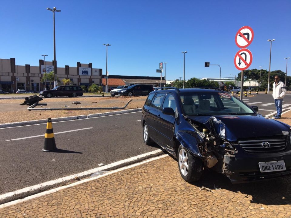 Carro arranca semáforo após perder o controle em avenida