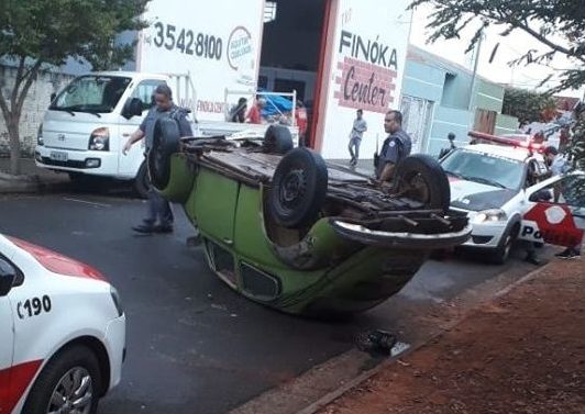 Jovem capota carro durante fuga da PM em cidade na região