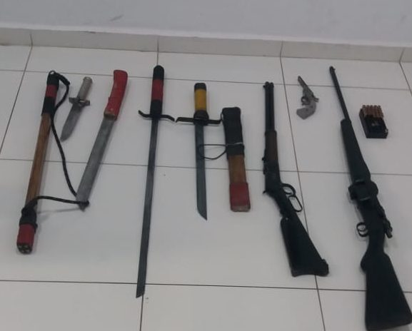 Homem agride esposa e é preso com armas em cidade da região