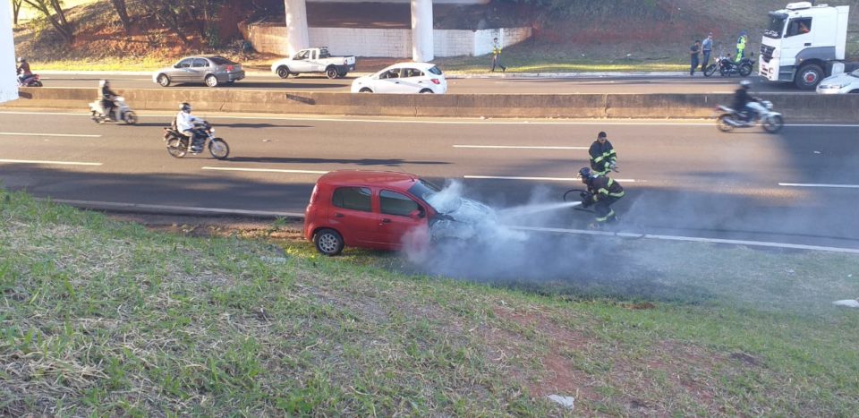 Carro pega fogo no meio da Rodovia do Contorno