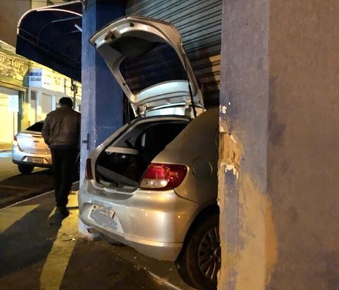 Carro vai parar dentro de loja após acidente no centro de Marília