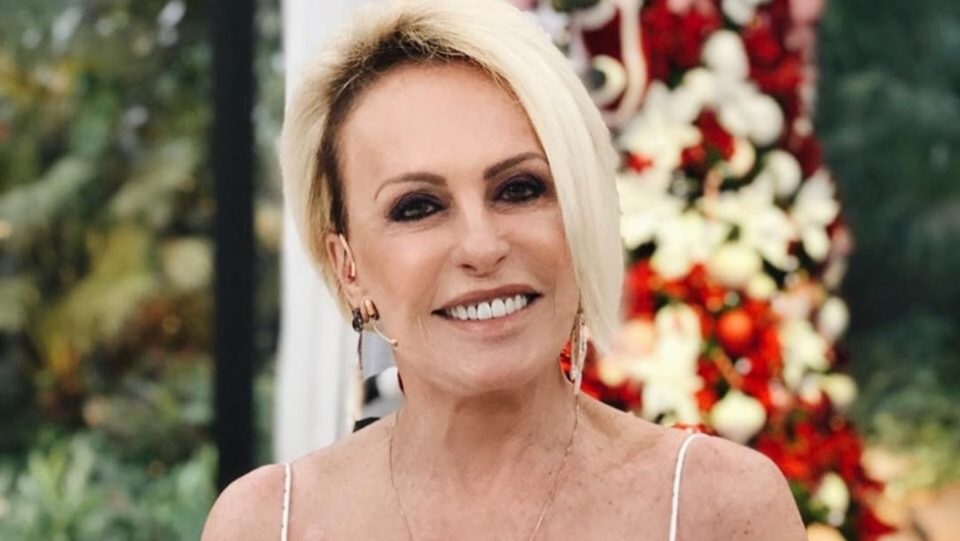 Ana Maria Braga tenta pegar buquê em festa