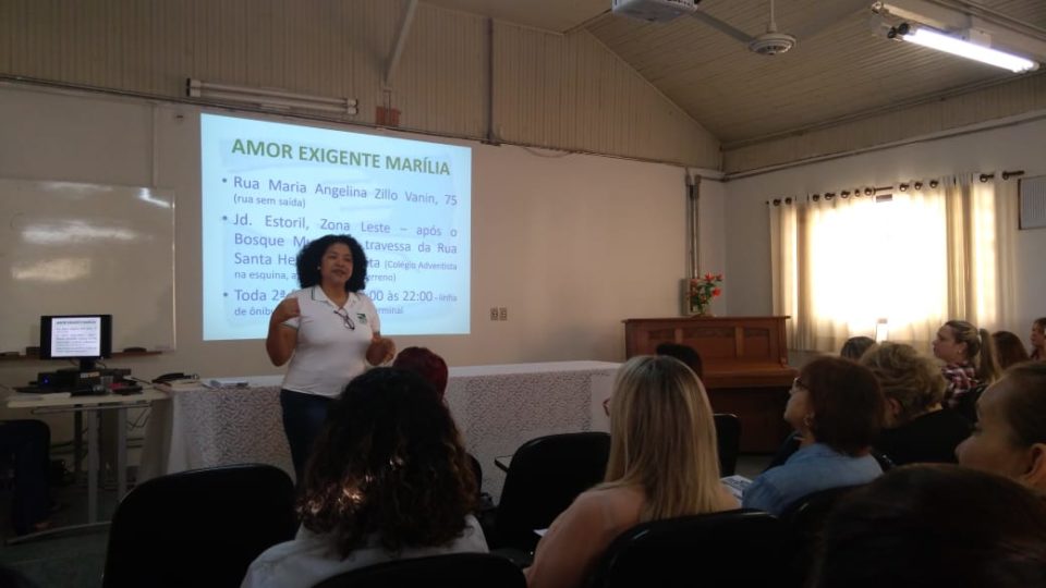 Amor Exigente se reúne com pais e professores na Diretoria de Ensino