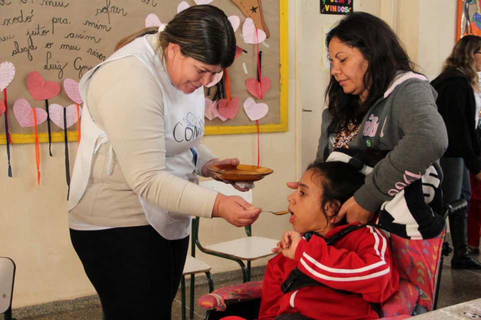 Impasse ameaça alunos que precisam de cuidadores