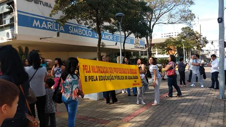 Professoras da rede municipal protestam por equiparação salarial