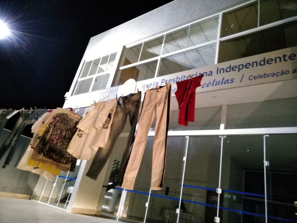 Igreja coloca roupas de frio para doação em varal na calçada