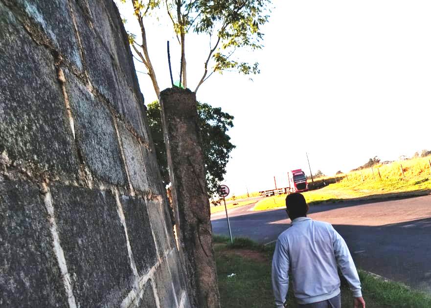 Muro ameaça segurança pública e juíza determina reparo urgente