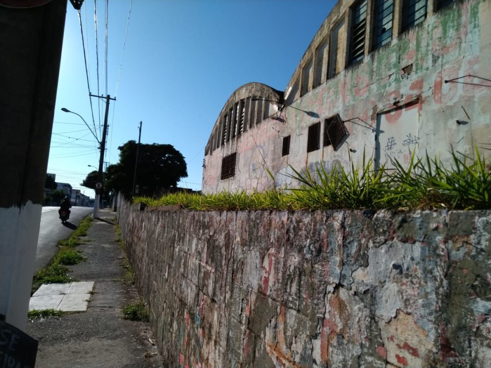 Prédio abandonado causa insegurança em moradores na zona Oeste