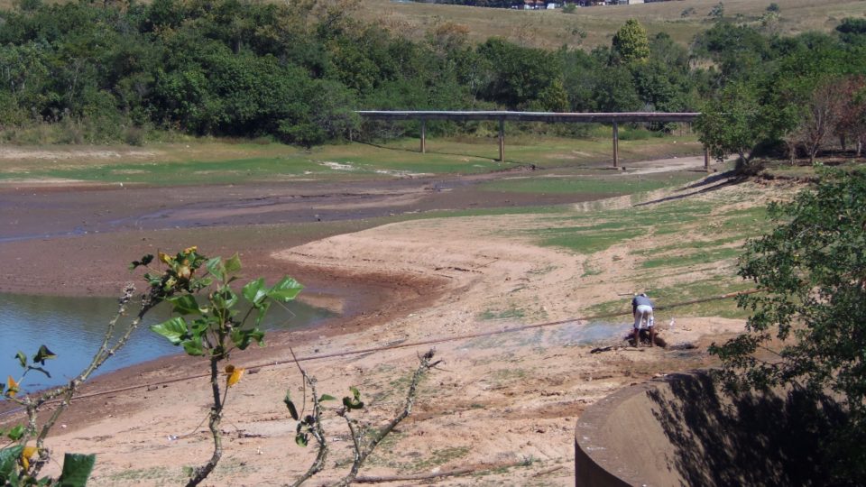 Estiagem faz nível da represa Cascata continuar caindo