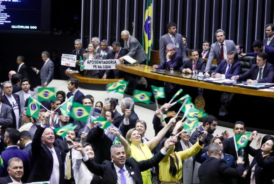 Sete em cada dez brasileiros apoiam reforma da Previdência