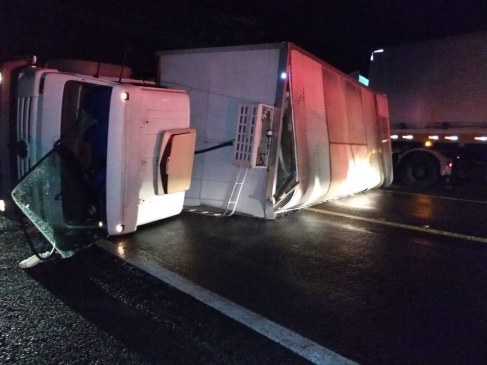 Caminhão carregado com frango congelado tomba em rodovia