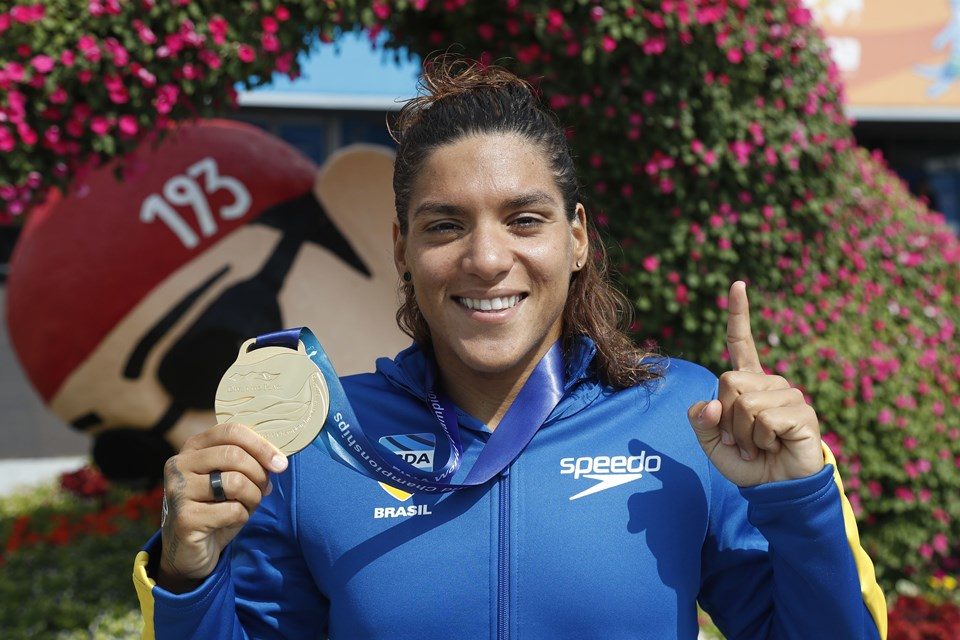 Após doença rara e recorde de medalhas, Ana Marcela mira pódio