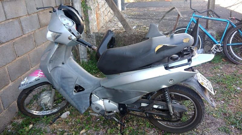 Homem morre após perder controle da moto e bater em pilar na rodovia SP-294