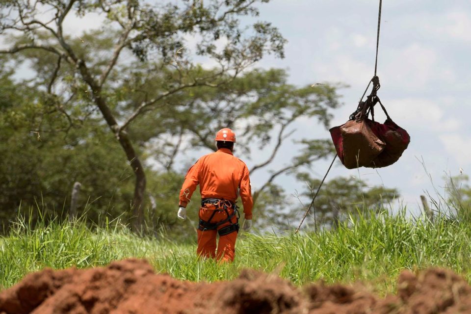 Bombeiros encontram corpo de mais uma vítima em Brumadinho