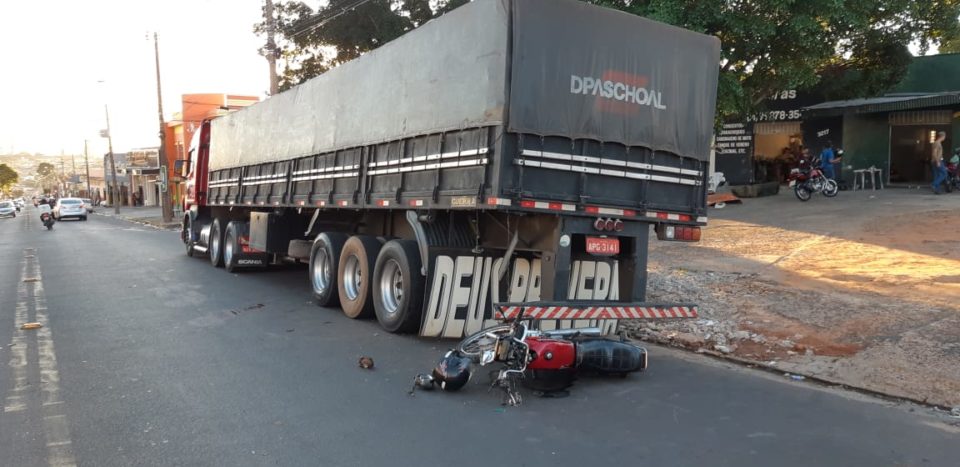 Motociclista fica em estado grave após bater em carreta na região