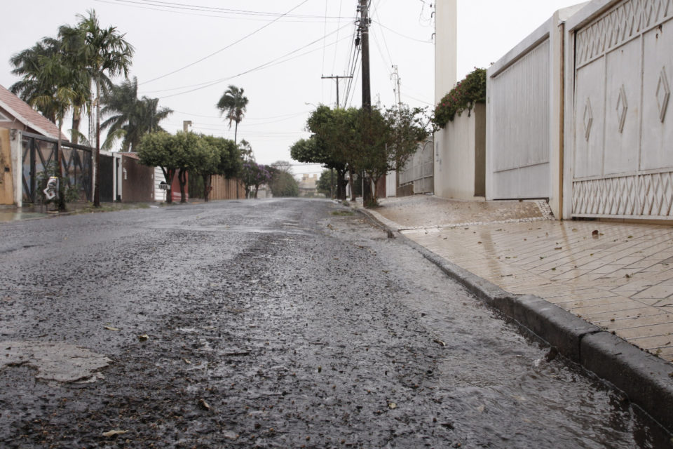 Chuva com rajadas de vento atinge Marília e região
