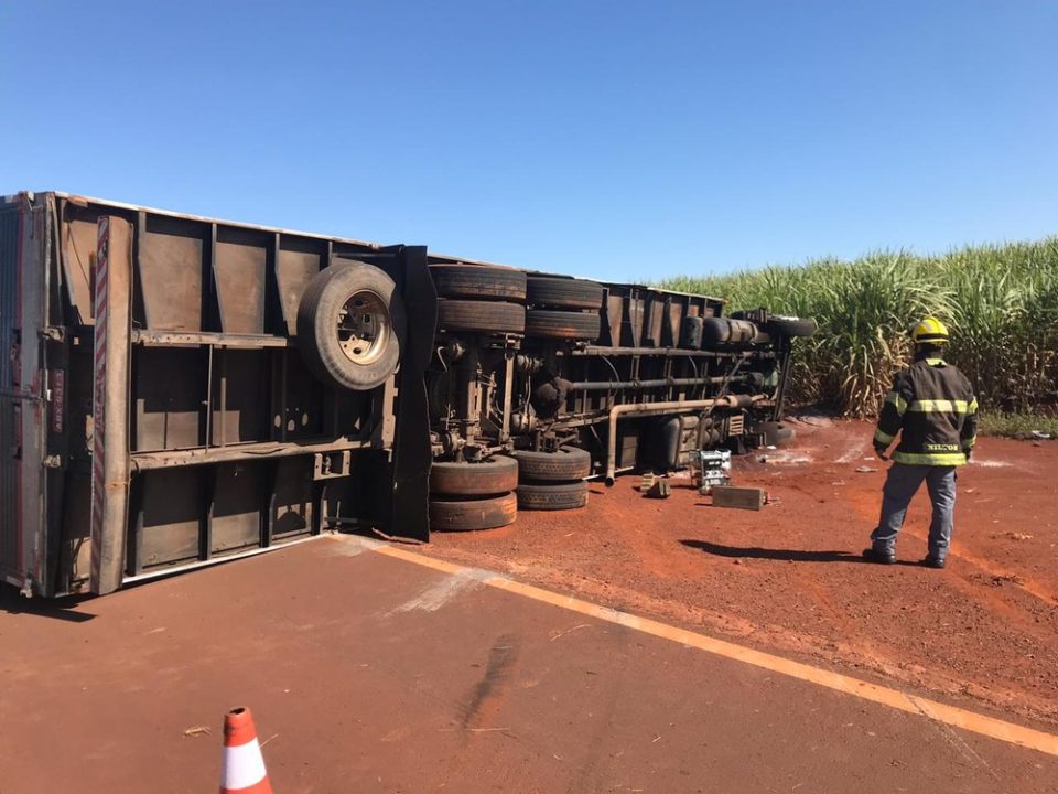 Caminhão tomba e condutor morre preso nas ferragens em rodovia