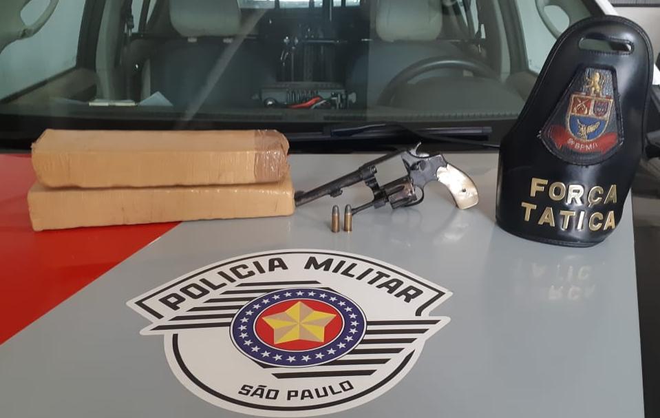 PM flagra dupla com droga e arma na zona Sul