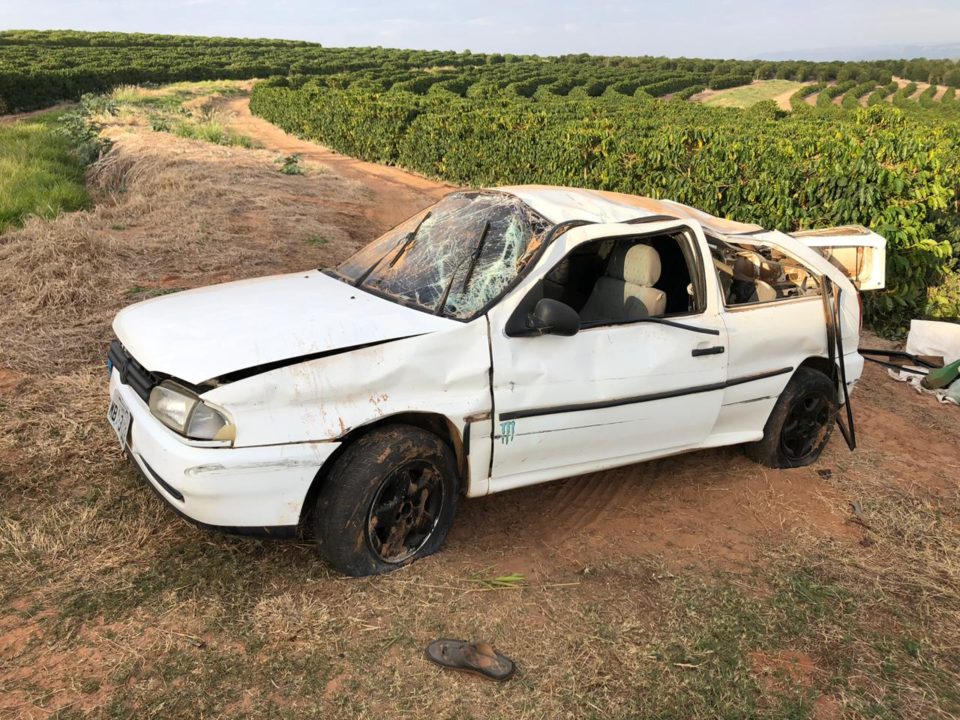 Motorista fica em estado grave após carro cair de pontilhão SP-294