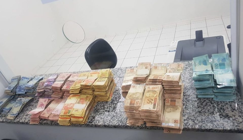 Dupla é flagrada em carro com quase R$ 350 mil em dinheiro