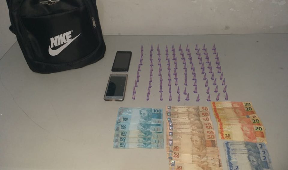 PM prende rapaz com R$ 1.259 em dinheiro e 100 pinos de crack