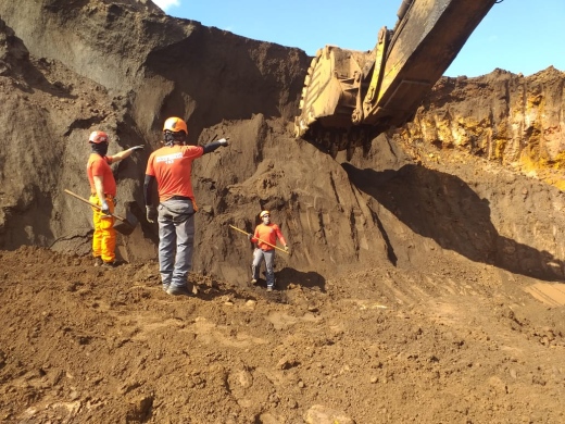 Bombeiros encontram corpo intacto de vítima de Brumadinho