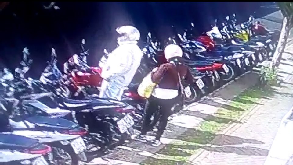 Vídeo flagra casal furtando moto de bolsão na zona Norte de Marília