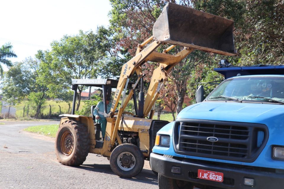 Mutirão no Jardim Renata retira seis caminhões de lixo por ruas e terrenos