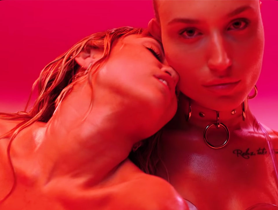 Miley Cyrus lança clipe em que aparece ao lado da mãe