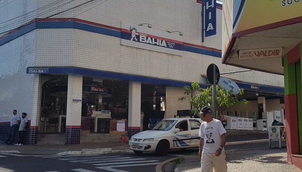 Bandidos invadem Casas Bahia e furtam R$ 79 mil de posto bancário