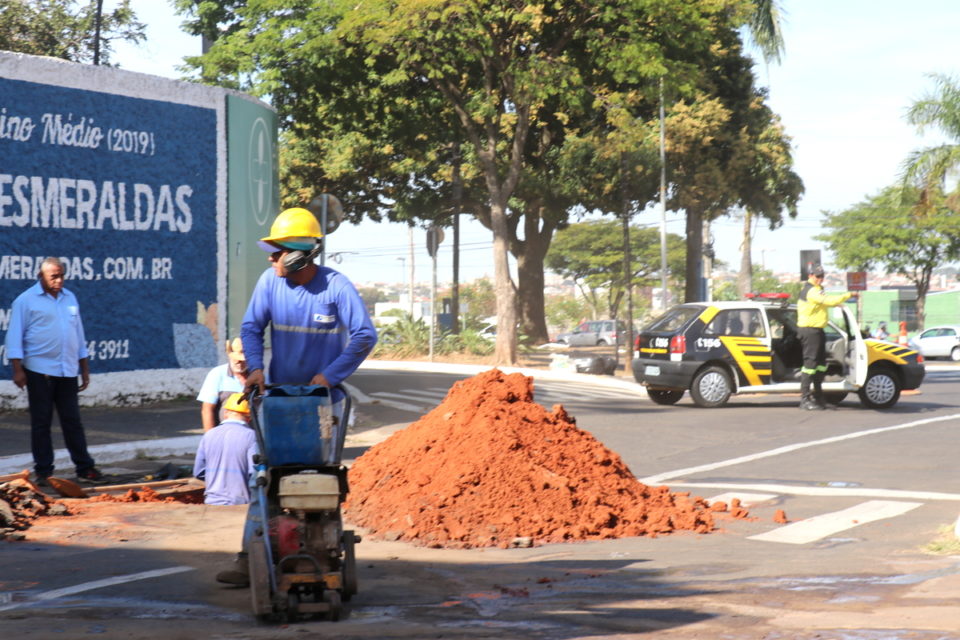 Daem realiza obra de interligação de rede de água no centro