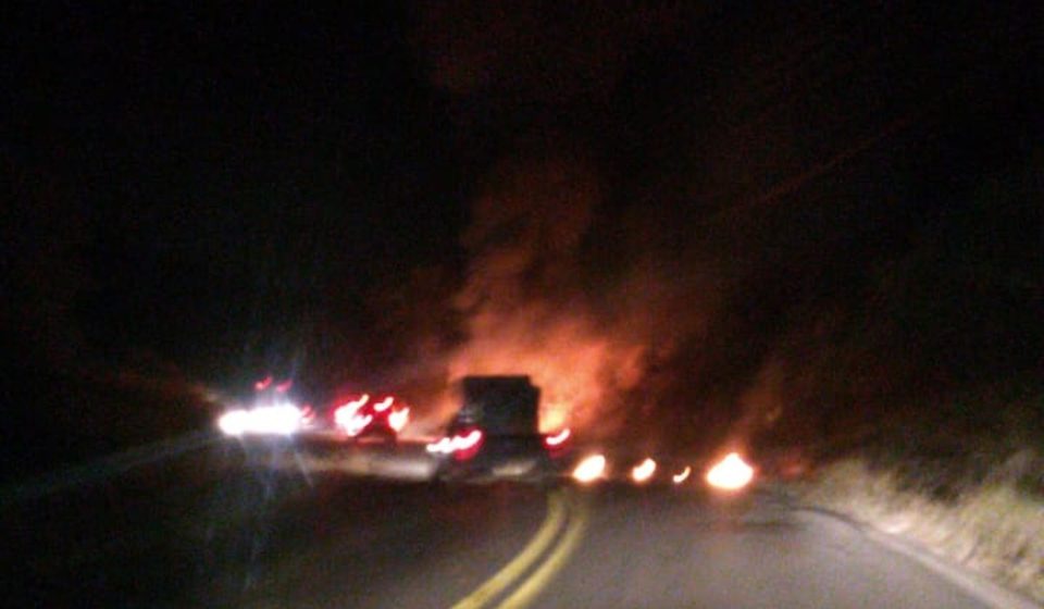 Criminosos bloqueiam estrada em SP e disparam 37 tiros em carro-forte