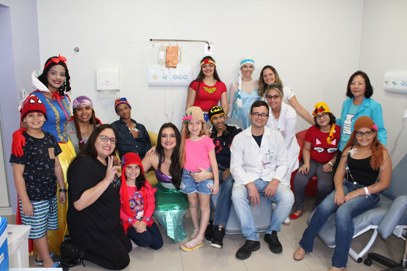Projeto doa toucas de heróis para os pacientes da Santa Casa