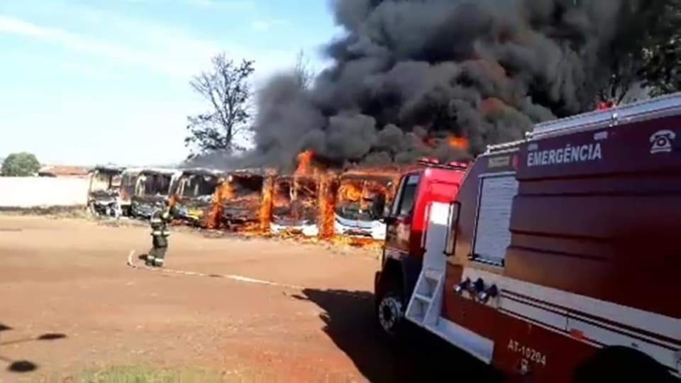 Sete ônibus de transporte coletivo pegam fogo na região