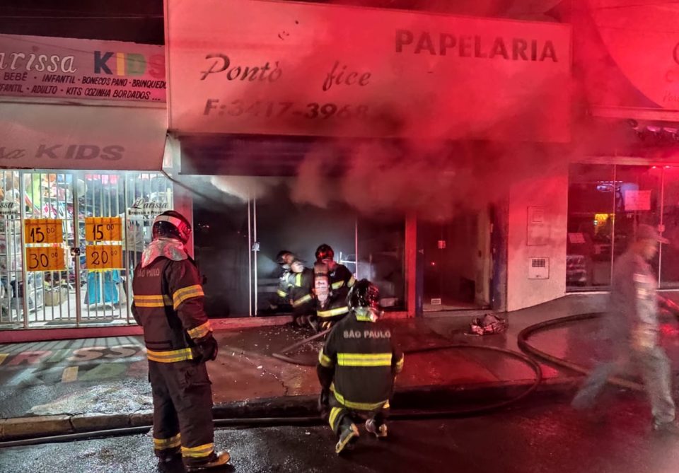 Papelaria é consumida por incêndio na zona Sul de Marília