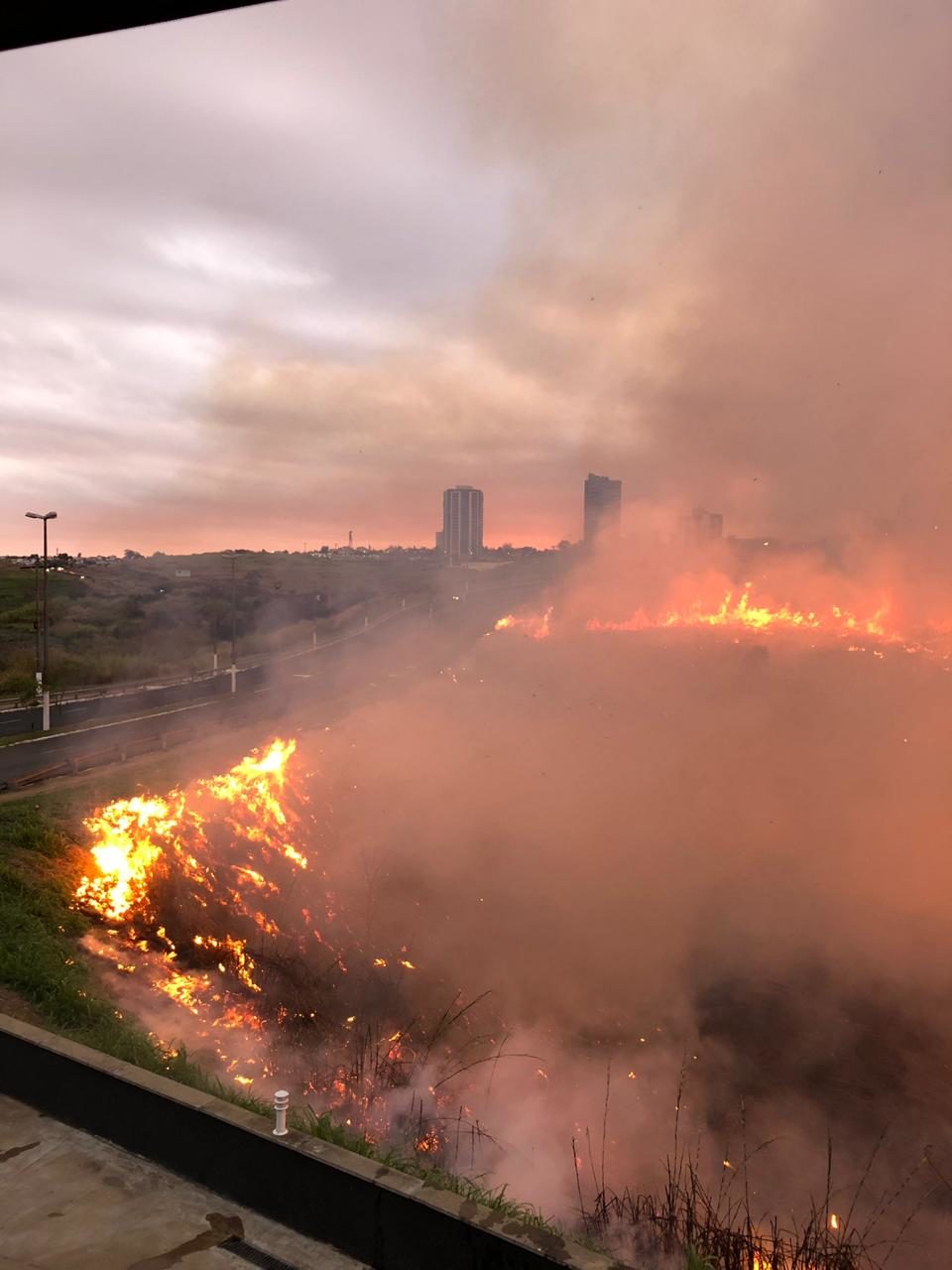 Grande incêndio é registrado na Via Expressa