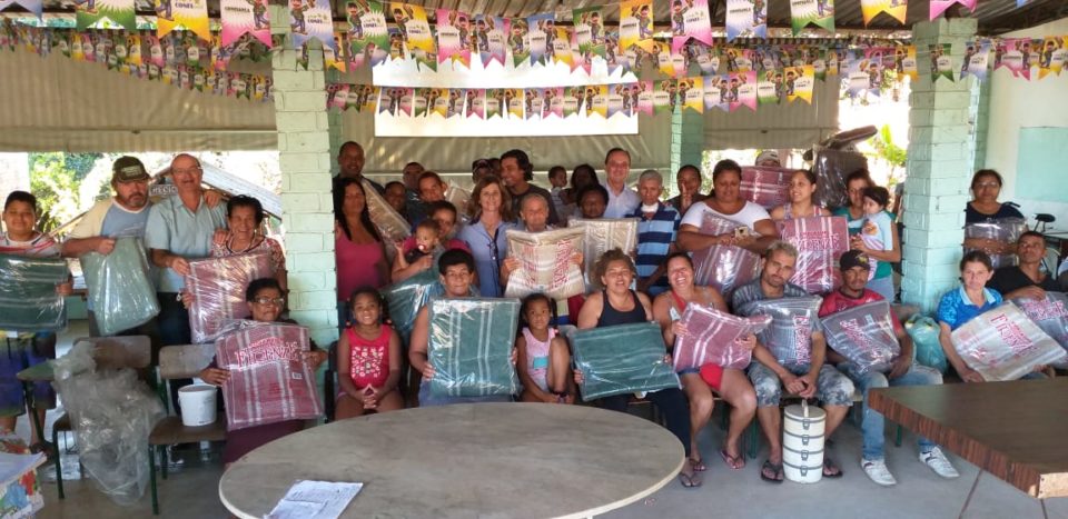 Fundo Social entrega cobertores e roupas  para famílias na zona Norte