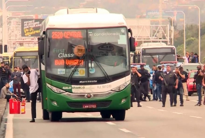 Passageiros dizem que sequestrador queria ‘entrar para a História’